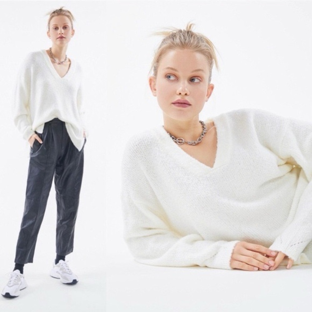 UO Urban Outfitters Rosie Cozy V-Neck Sweater Ivory White size Small